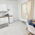 En Planta Baja Directo A La Calle דירה *
