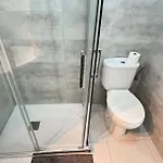 En Planta Baja Directo A La Calle דירה Alcalá